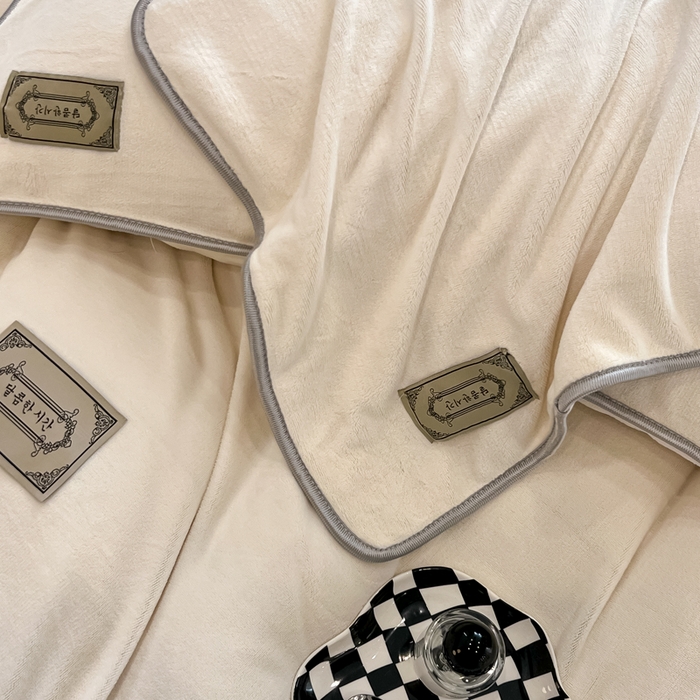 91家纺网 家纺一手货源 找家纺 眠博士 2025新款时尚款牛奶绒加厚保暖四件套四件套 时尚款-白拼咖