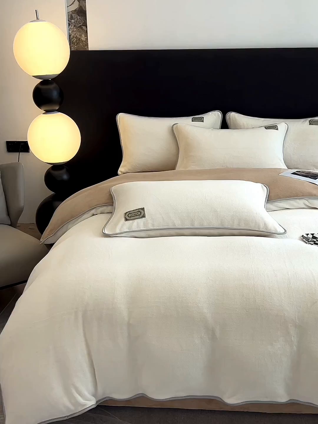 91家纺网 家纺一手货源 找家纺 眠博士 2025新款时尚款牛奶绒加厚保暖四件套四件套 时尚款-白拼咖