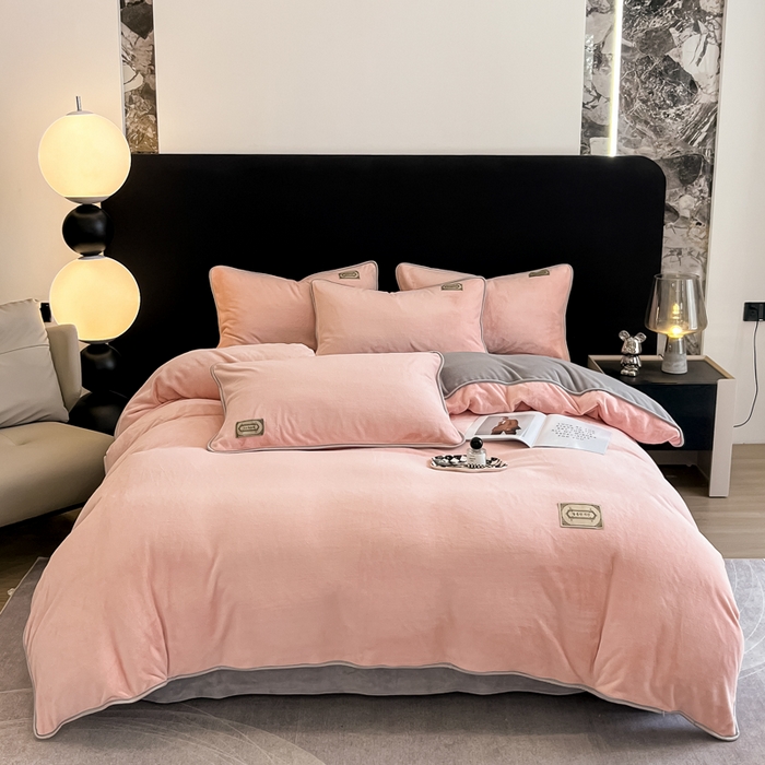 91家纺网 家纺一手货源 找家纺 眠博士 2025新款时尚款牛奶绒加厚保暖四件套四件套 时尚款-粉拼灰