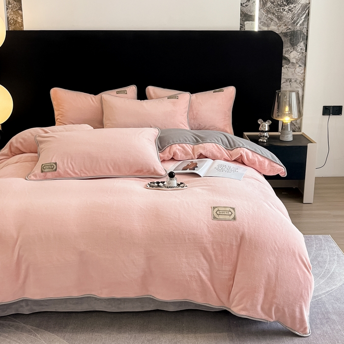 91家纺网 家纺一手货源 找家纺 眠博士 2025新款时尚款牛奶绒加厚保暖四件套四件套 时尚款-粉拼灰