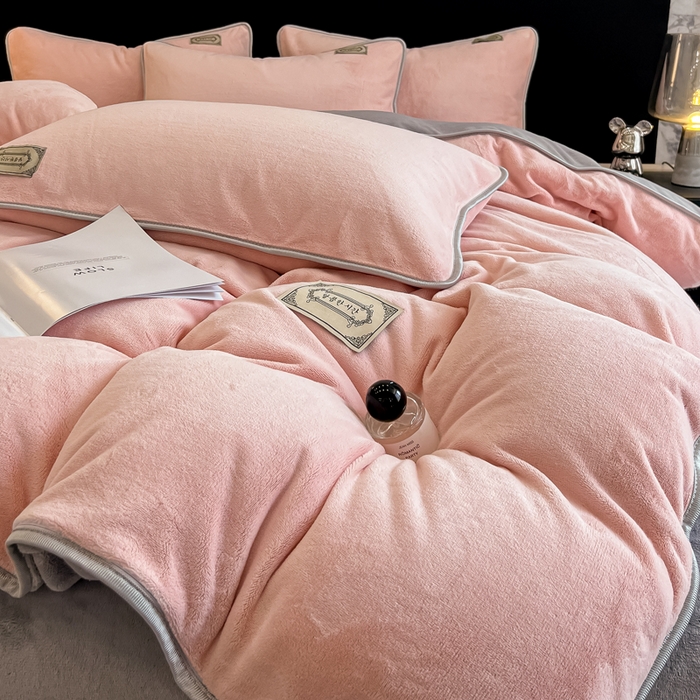 91家纺网 家纺一手货源 找家纺 眠博士 2025新款时尚款牛奶绒加厚保暖四件套四件套 时尚款-粉拼灰