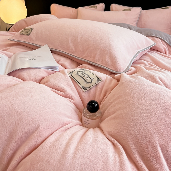 91家纺网 家纺一手货源 找家纺 眠博士 2025新款时尚款牛奶绒加厚保暖四件套四件套 时尚款-粉拼灰