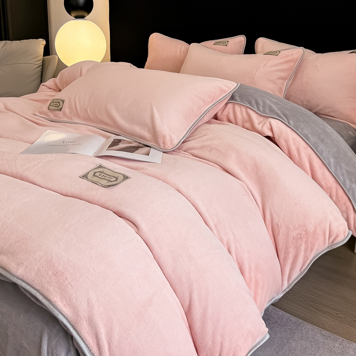 91家纺网 家纺一手货源 找家纺 眠博士 2025新款时尚款牛奶绒加厚保暖四件套四件套 时尚款-粉拼灰