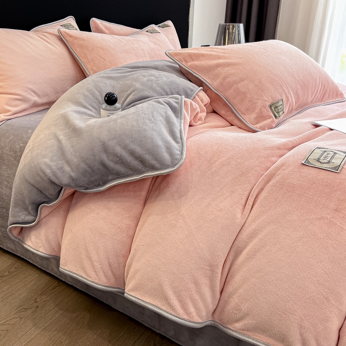 91家纺网 家纺一手货源 找家纺 眠博士 2025新款时尚款牛奶绒加厚保暖四件套四件套 时尚款-粉拼灰