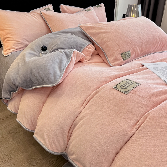 91家纺网 家纺一手货源 找家纺 眠博士 2025新款时尚款牛奶绒加厚保暖四件套四件套 时尚款-粉拼灰
