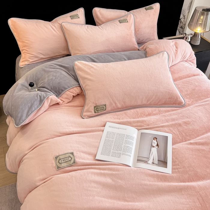 91家纺网 家纺一手货源 找家纺 眠博士 2025新款时尚款牛奶绒加厚保暖四件套四件套 时尚款-粉拼灰