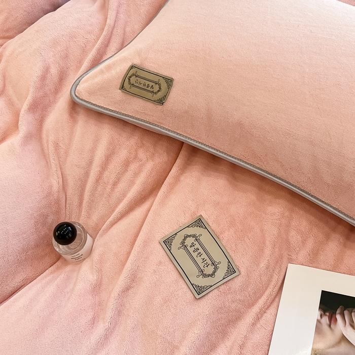 91家纺网 家纺一手货源 找家纺 眠博士 2025新款时尚款牛奶绒加厚保暖四件套四件套 时尚款-粉拼灰