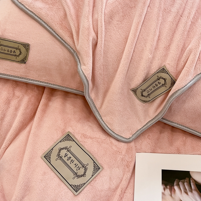 91家纺网 家纺一手货源 找家纺 眠博士 2025新款时尚款牛奶绒加厚保暖四件套四件套 时尚款-粉拼灰