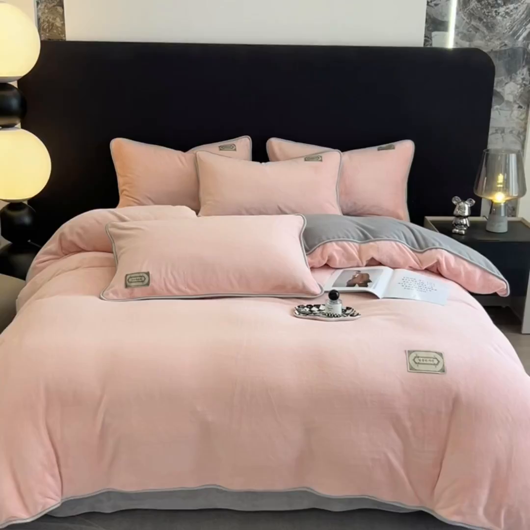 91家纺网 家纺一手货源 找家纺 眠博士 2025新款时尚款牛奶绒加厚保暖四件套四件套 时尚款-粉拼灰