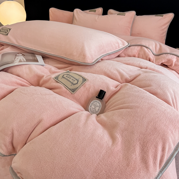 91家纺网 家纺一手货源 找家纺 眠博士 2025新款时尚款牛奶绒加厚保暖四件套四件套 时尚款-粉色