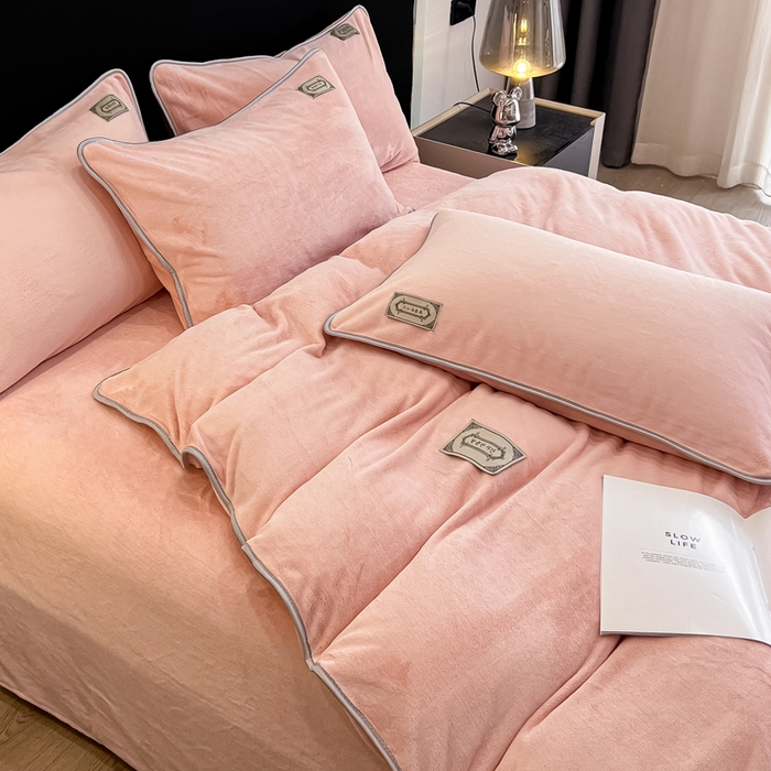 91家纺网 家纺一手货源 找家纺 眠博士 2025新款时尚款牛奶绒加厚保暖四件套四件套 时尚款-粉色