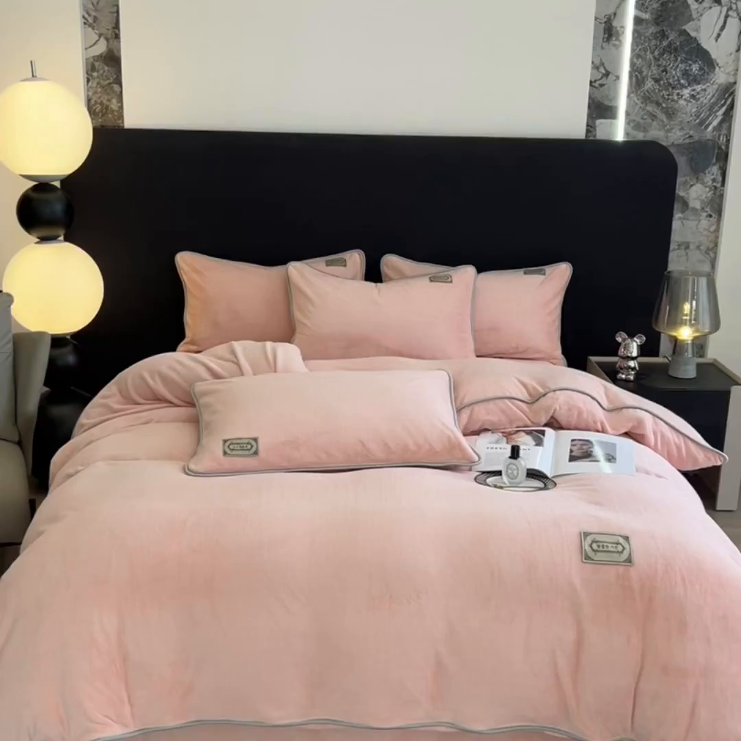 91家纺网 家纺一手货源 找家纺 眠博士 2025新款时尚款牛奶绒加厚保暖四件套四件套 时尚款-粉色