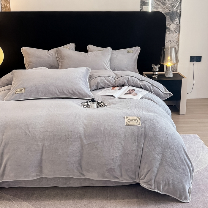 91家纺网 家纺一手货源 找家纺 眠博士 2025新款时尚款牛奶绒加厚保暖四件套四件套 时尚款-浅灰