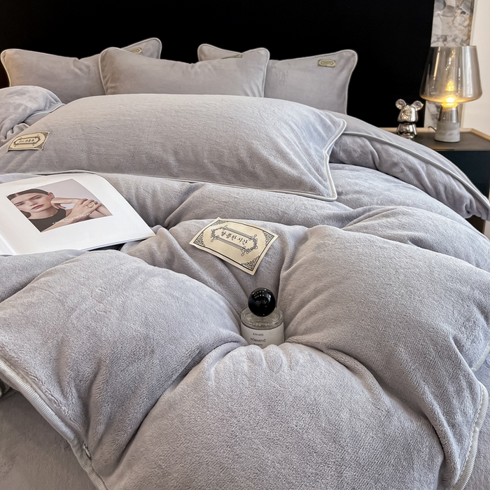 91家纺网 家纺一手货源 找家纺 眠博士 2025新款时尚款牛奶绒加厚保暖四件套四件套 时尚款-浅灰