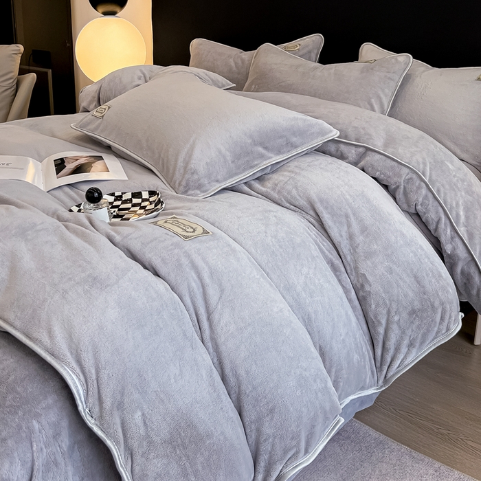 91家纺网 家纺一手货源 找家纺 眠博士 2025新款时尚款牛奶绒加厚保暖四件套四件套 时尚款-浅灰