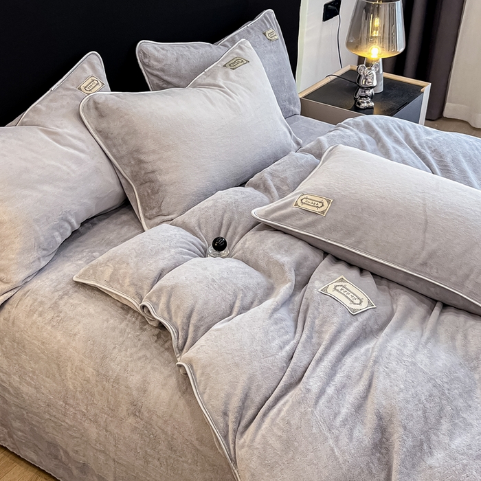 91家纺网 家纺一手货源 找家纺 眠博士 2025新款时尚款牛奶绒加厚保暖四件套四件套 时尚款-浅灰