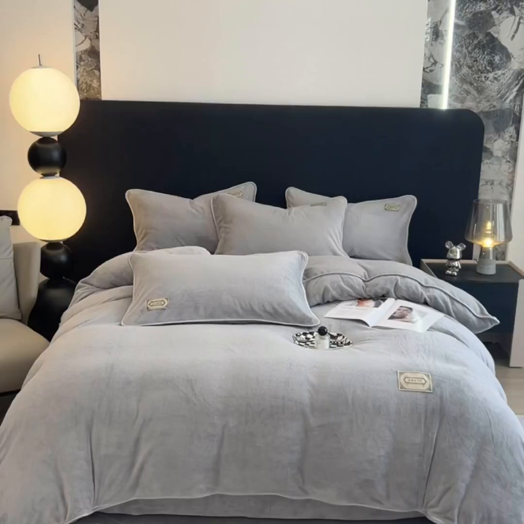 91家纺网 家纺一手货源 找家纺 眠博士 2025新款时尚款牛奶绒加厚保暖四件套四件套 时尚款-浅灰