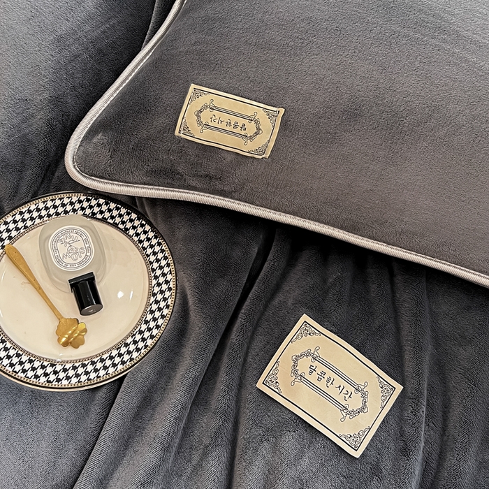 91家纺网 家纺一手货源 找家纺 眠博士 2025新款时尚款牛奶绒加厚保暖四件套四件套 时尚款-深灰