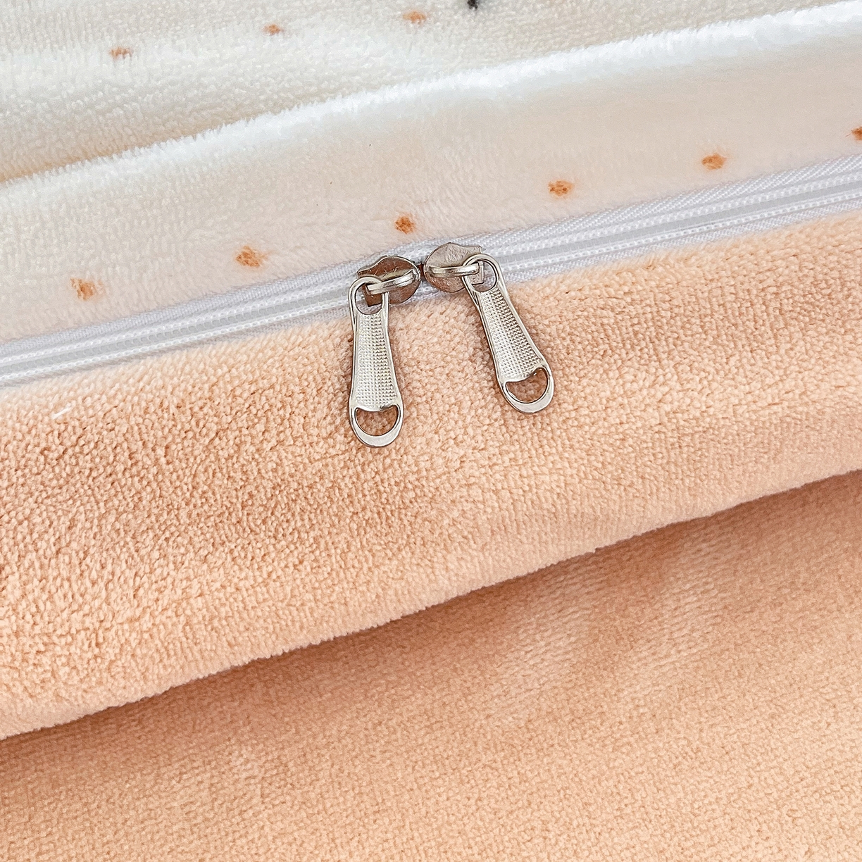 91家纺网 家纺一手货源 找家纺 锦罗绣 2025新款230克牛奶绒印花单被套 爱心结