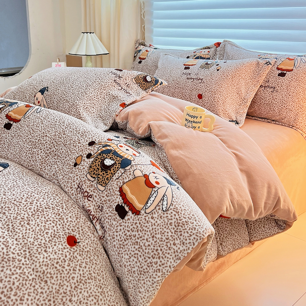 91家纺网 家纺一手货源 找家纺 锦罗绣 2025新款230克牛奶绒印花单被套 开心宝贝