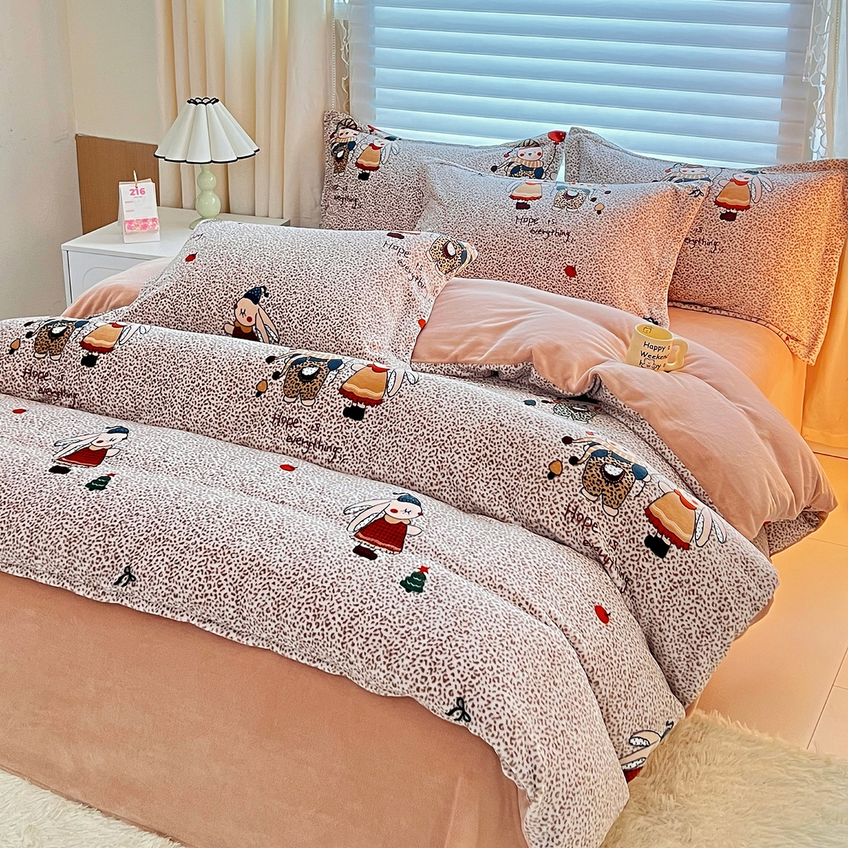 91家纺网 家纺一手货源 找家纺 锦罗绣 2025新款230克牛奶绒印花单被套 开心宝贝