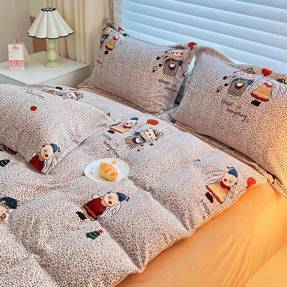 91家纺网 家纺一手货源 找家纺 锦罗绣 2025新款230克牛奶绒印花单被套 开心宝贝