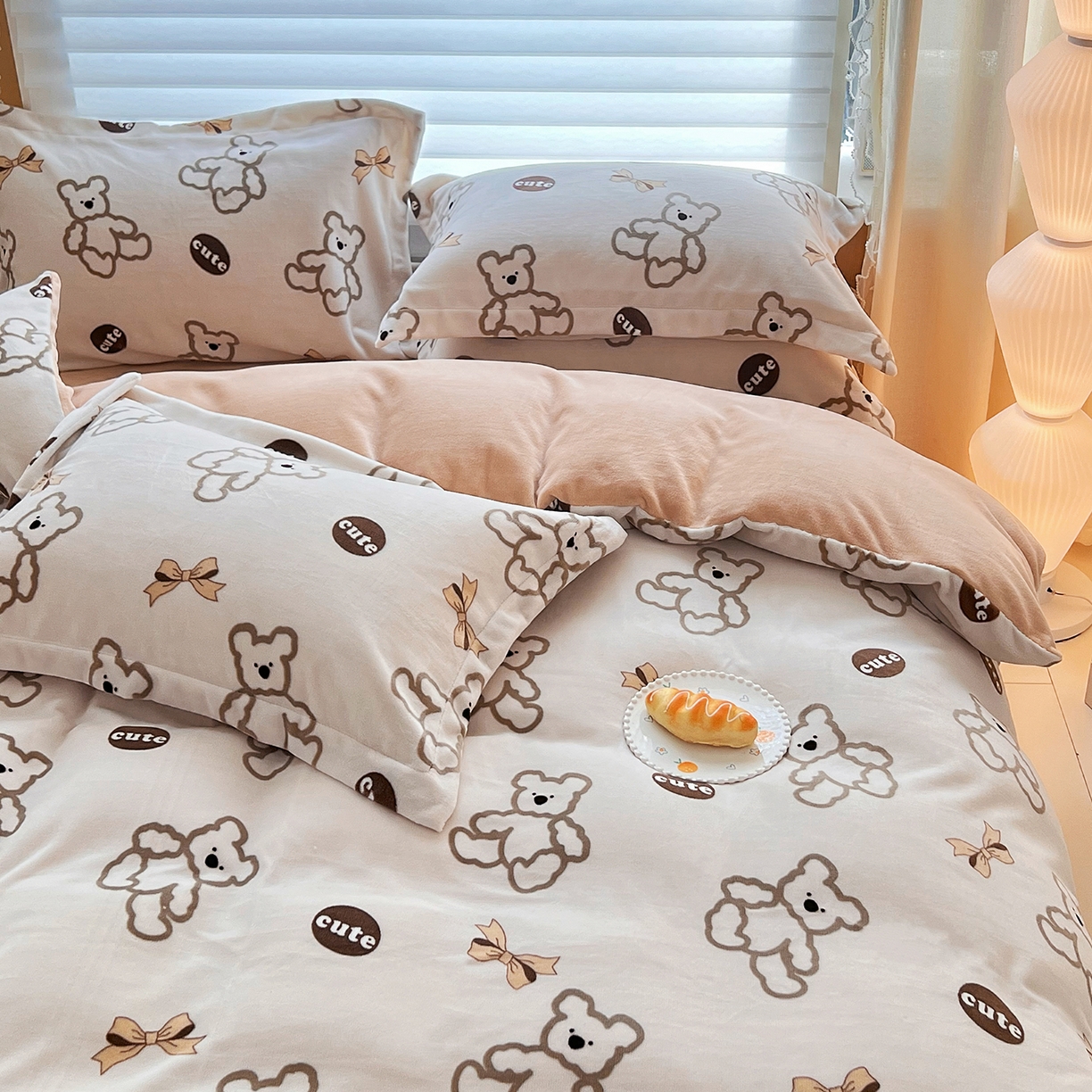 91家纺网 家纺一手货源 找家纺 锦罗绣 2025新款230克牛奶绒印花单被套 奶香小熊