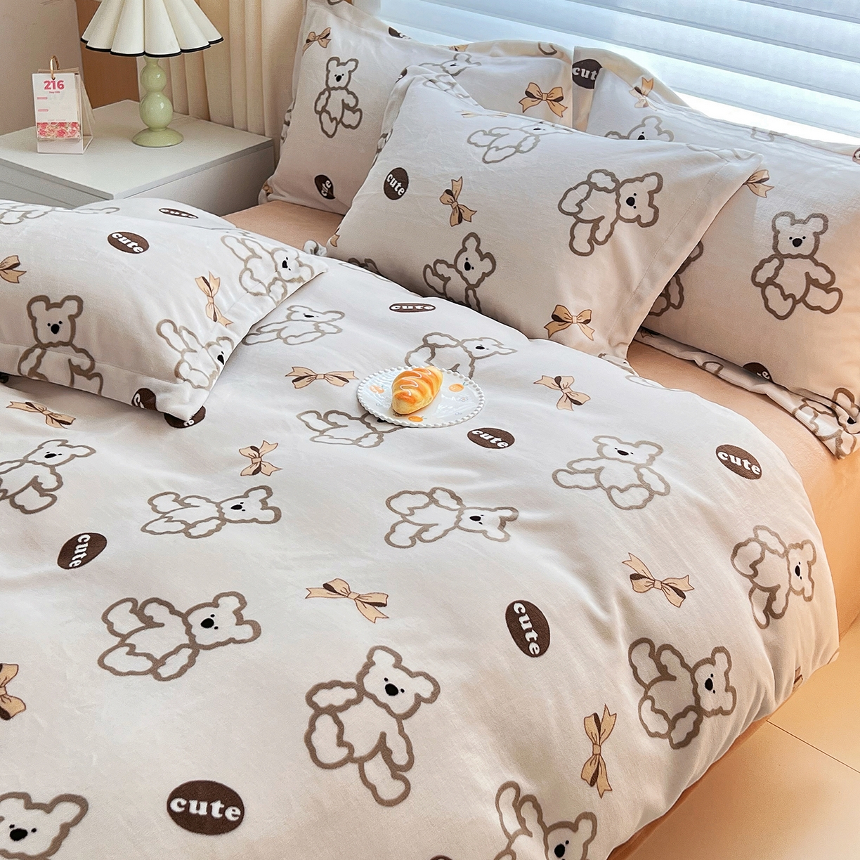 91家纺网 家纺一手货源 找家纺 锦罗绣 2025新款230克牛奶绒印花单被套 奶香小熊