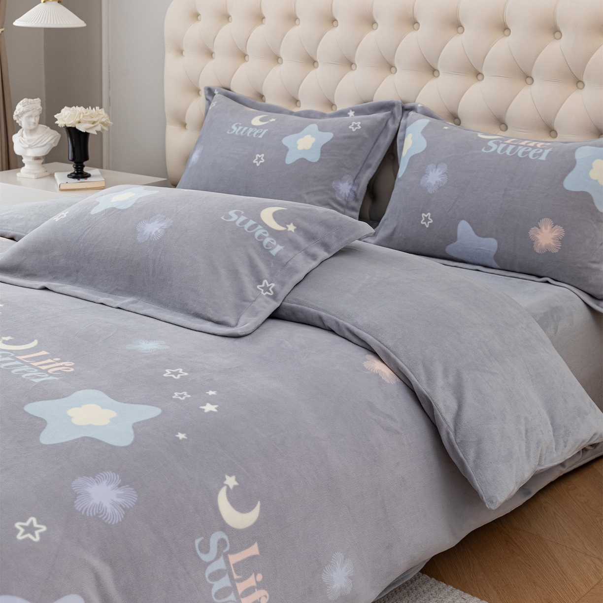 91家纺网 家纺一手货源 找家纺 锦罗绣 2025新款230克牛奶绒印花单被套 时光