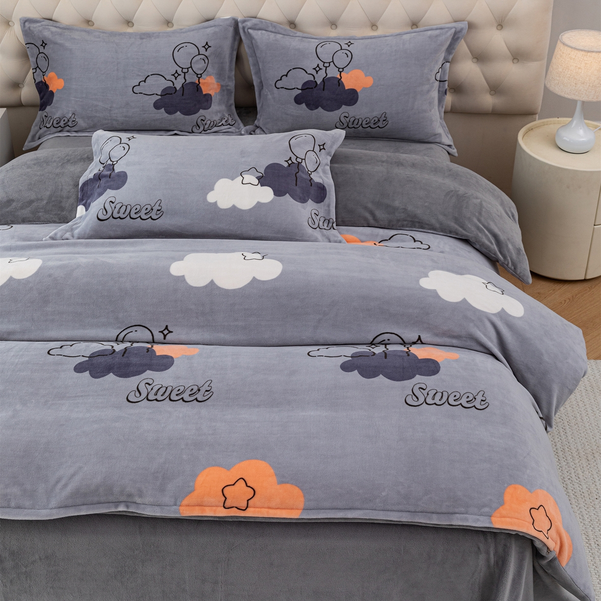 91家纺网 家纺一手货源 找家纺 锦罗绣 2025新款230克牛奶绒印花单被套 甜蜜宝贝