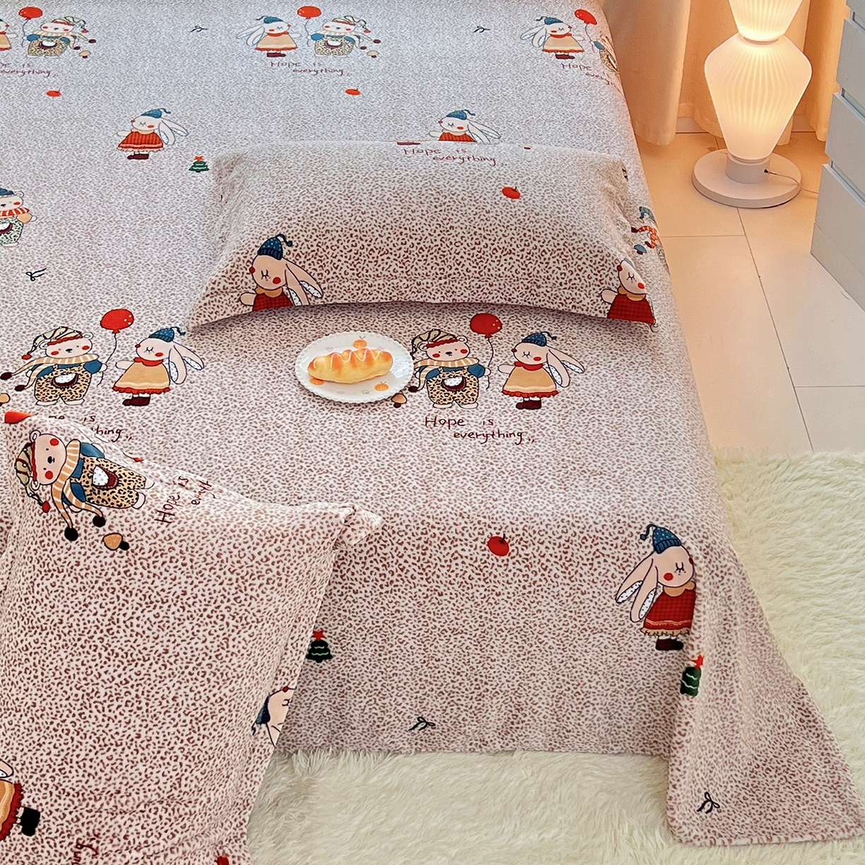 91家纺网 家纺一手货源 找家纺 锦罗绣 2025新款230克牛奶绒印花单床单 开心宝贝