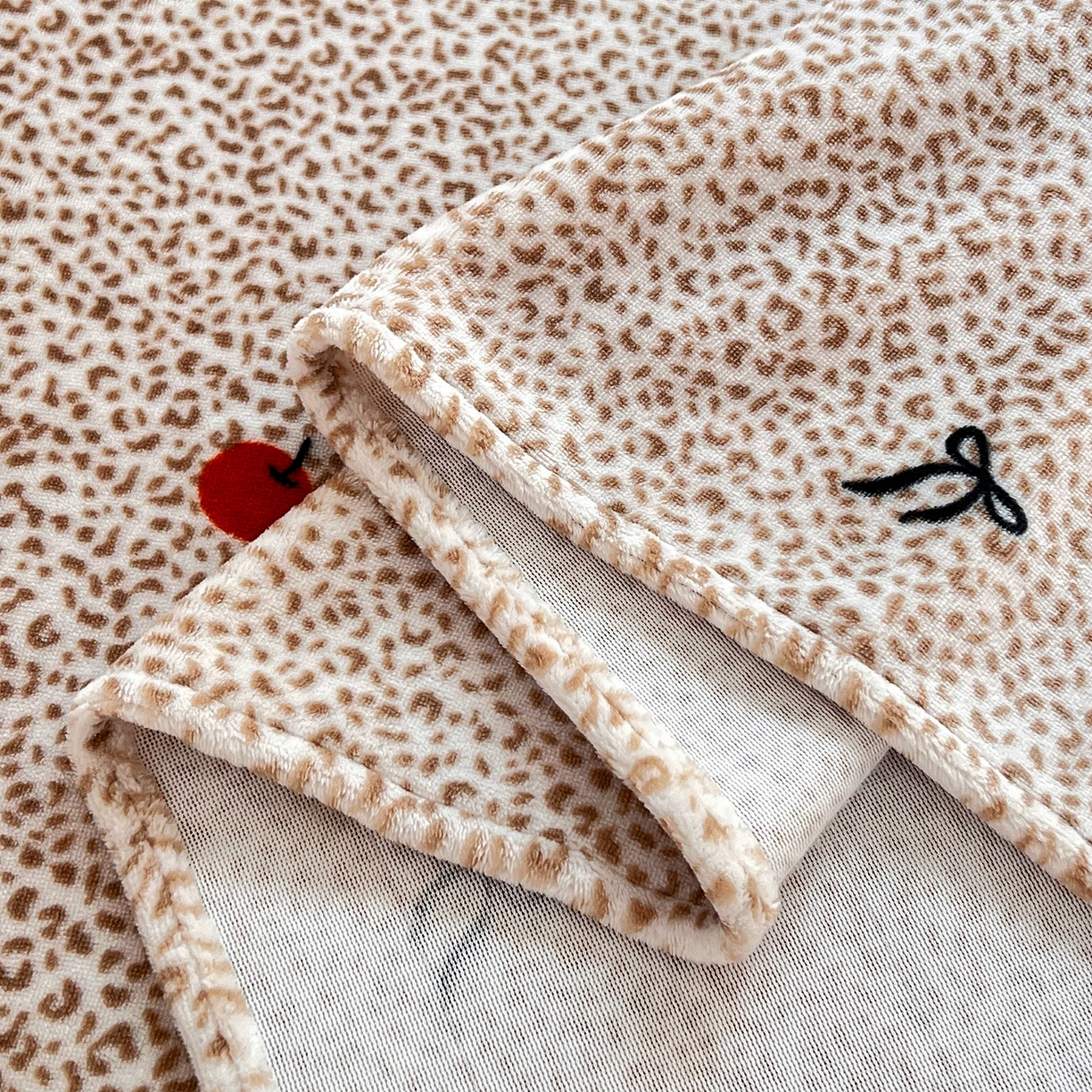 91家纺网 家纺一手货源 找家纺 锦罗绣 2025新款230克牛奶绒印花单床单 开心宝贝