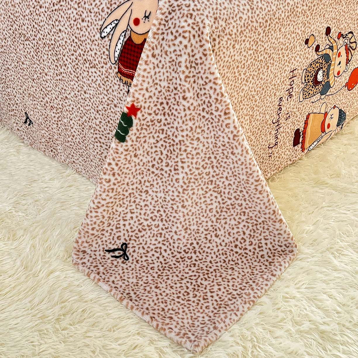 91家纺网 家纺一手货源 找家纺 锦罗绣 2025新款230克牛奶绒印花单床单 开心宝贝