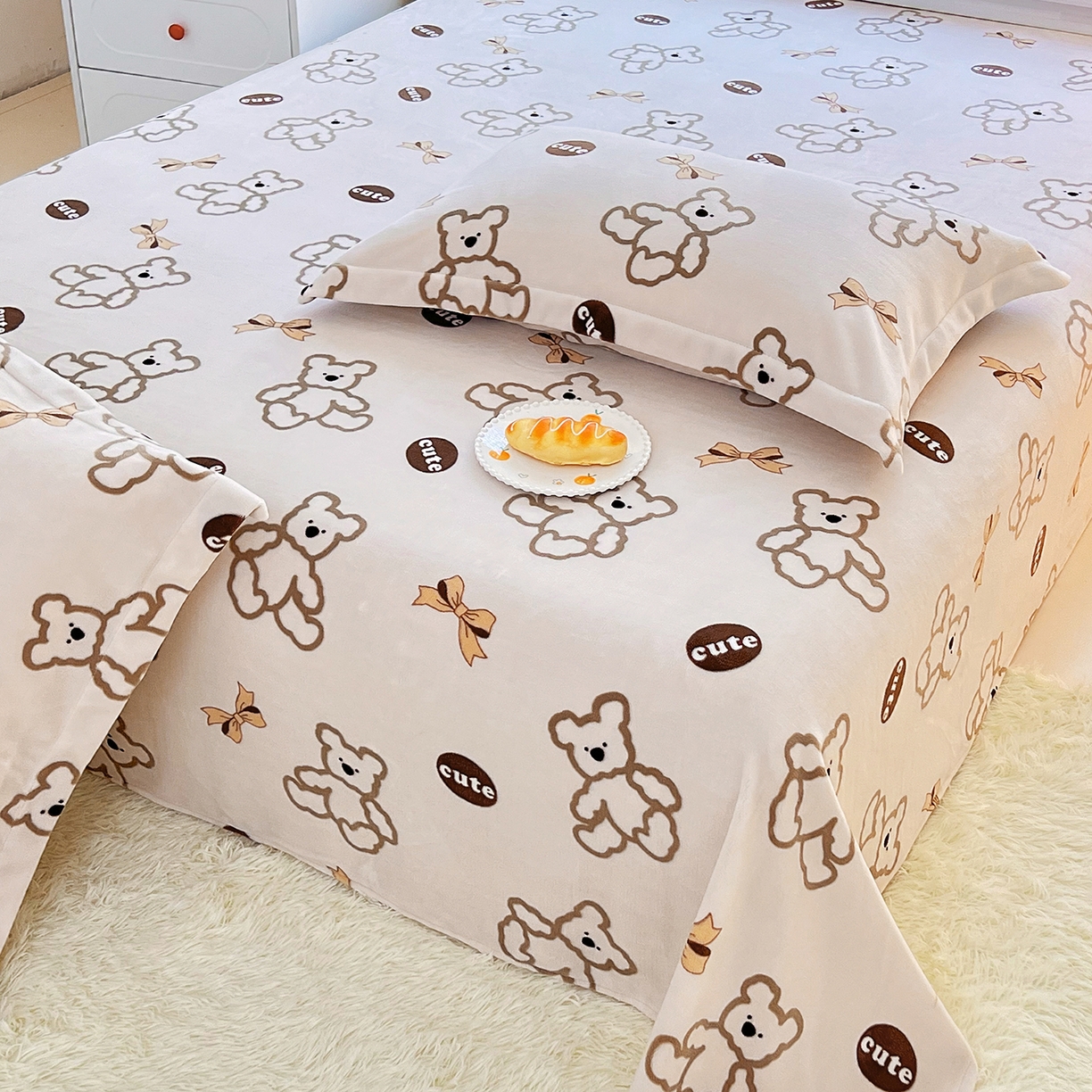 91家纺网 家纺一手货源 找家纺 锦罗绣 2025新款230克牛奶绒印花单床单 奶香小熊