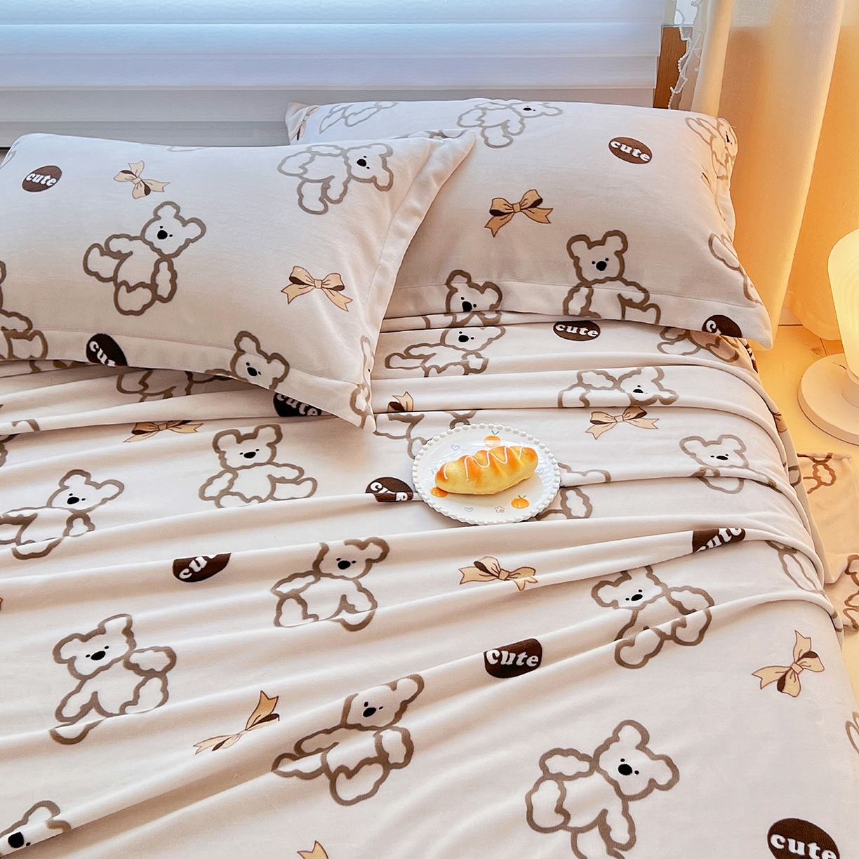 91家纺网 家纺一手货源 找家纺 锦罗绣 2025新款230克牛奶绒印花单床单 奶香小熊