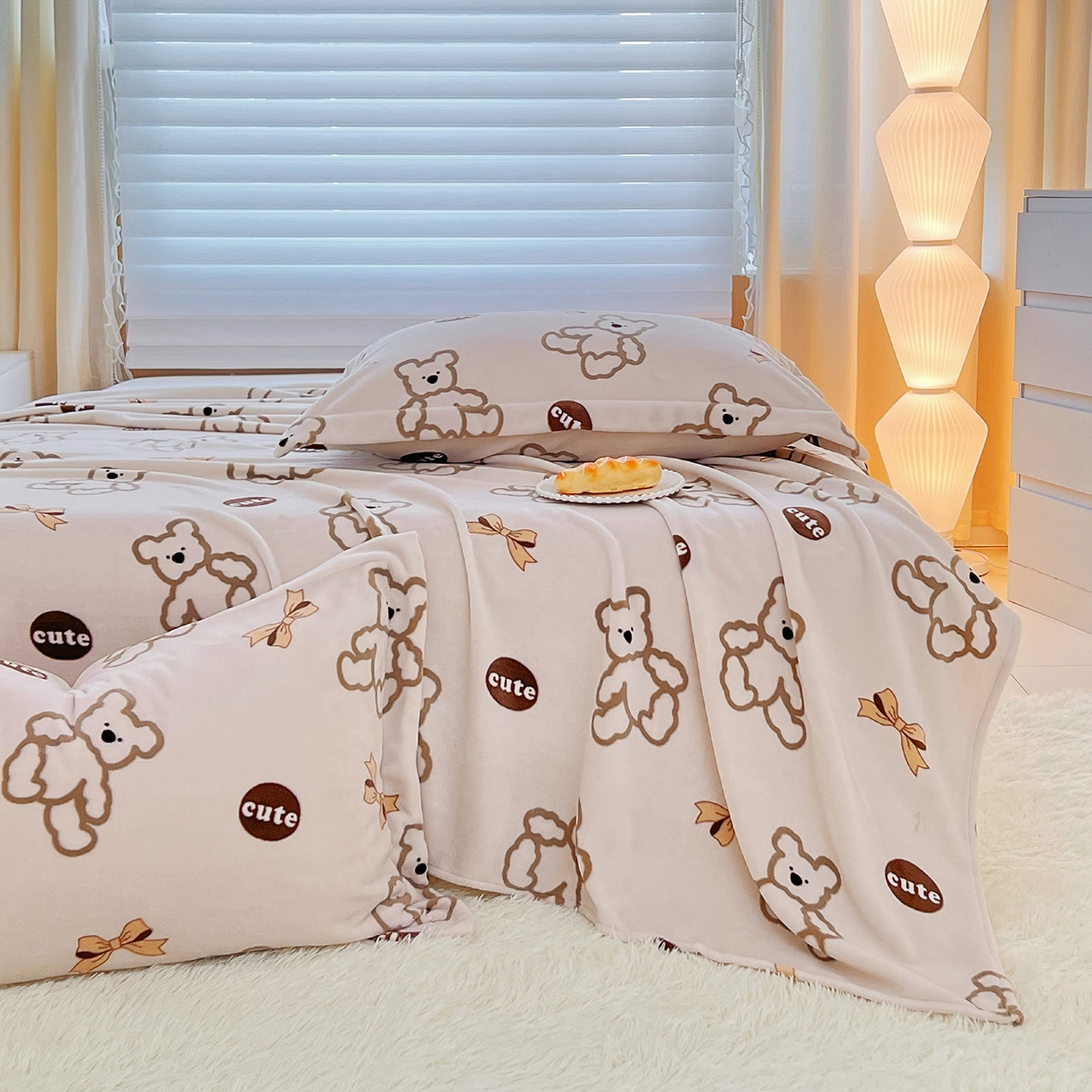 91家纺网 家纺一手货源 找家纺 锦罗绣 2025新款230克牛奶绒印花单床单 奶香小熊