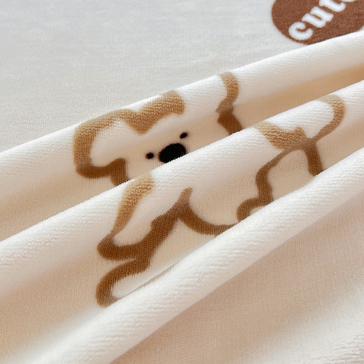 91家纺网 家纺一手货源 找家纺 锦罗绣 2025新款230克牛奶绒印花单床单 奶香小熊