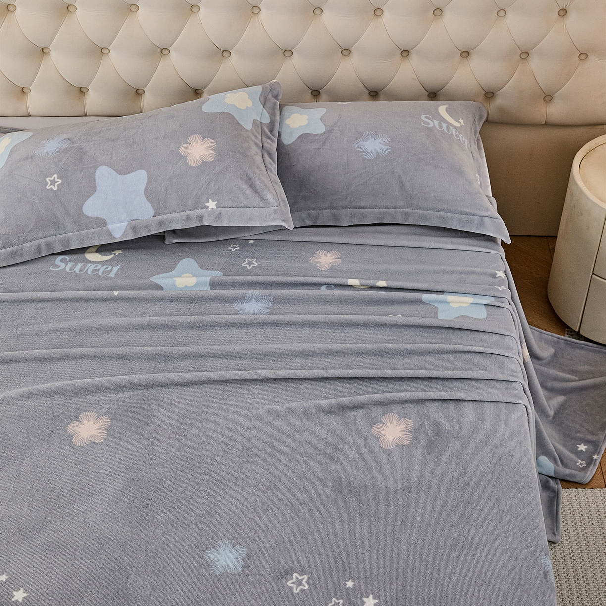 91家纺网 家纺一手货源 找家纺 锦罗绣 2025新款230克牛奶绒印花单床单 时光