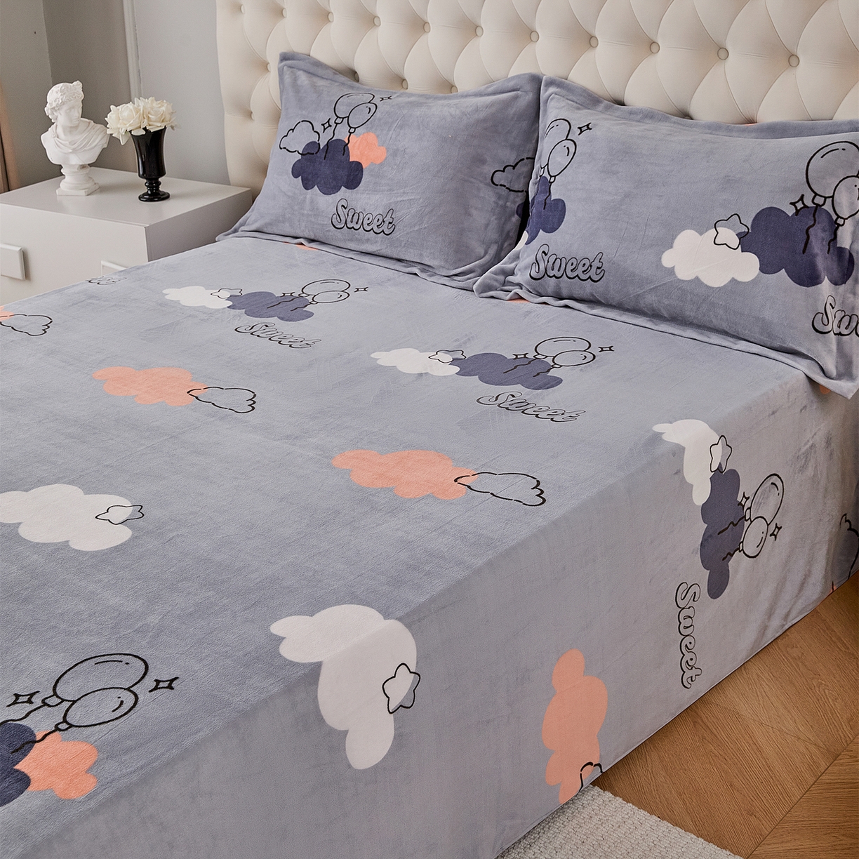 91家纺网 家纺一手货源 找家纺 锦罗绣 2025新款230克牛奶绒印花单床单 甜蜜宝贝