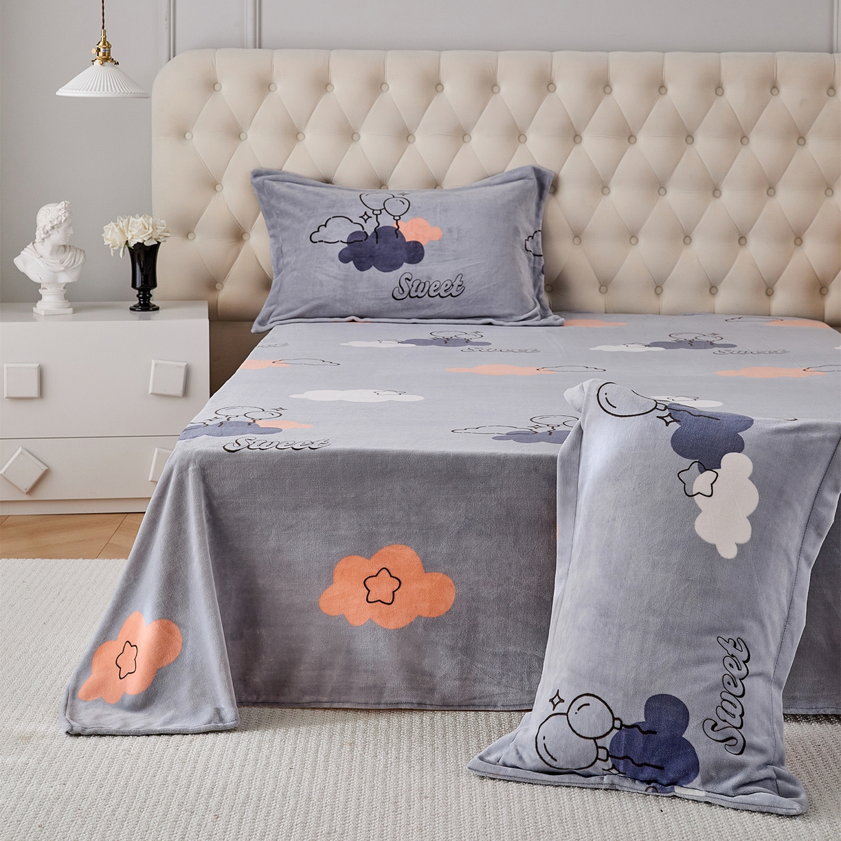 91家纺网 家纺一手货源 找家纺 锦罗绣 2025新款230克牛奶绒印花单床单 甜蜜宝贝