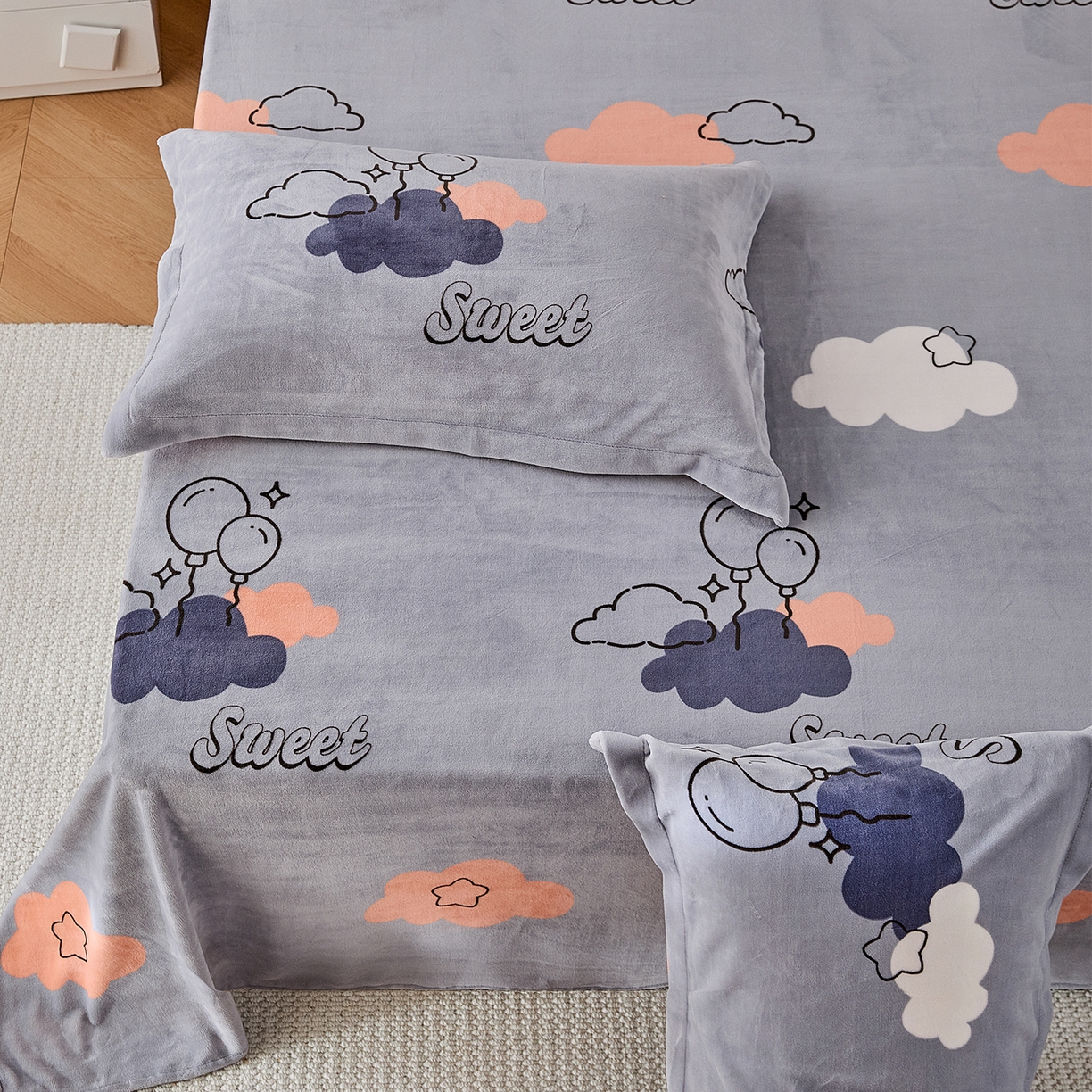 91家纺网 家纺一手货源 找家纺 锦罗绣 2025新款230克牛奶绒印花单床单 甜蜜宝贝