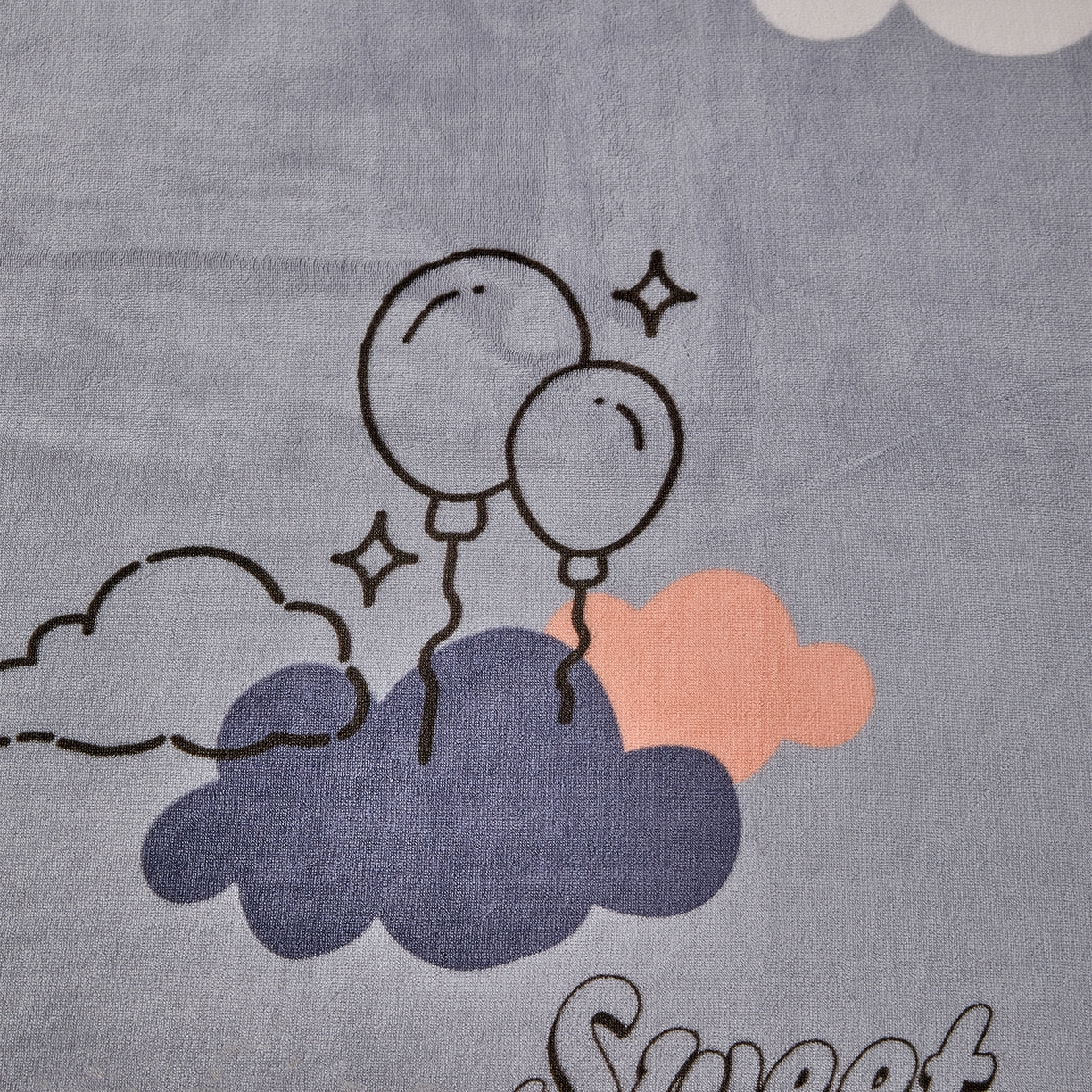 91家纺网 家纺一手货源 找家纺 锦罗绣 2025新款230克牛奶绒印花单床单 甜蜜宝贝