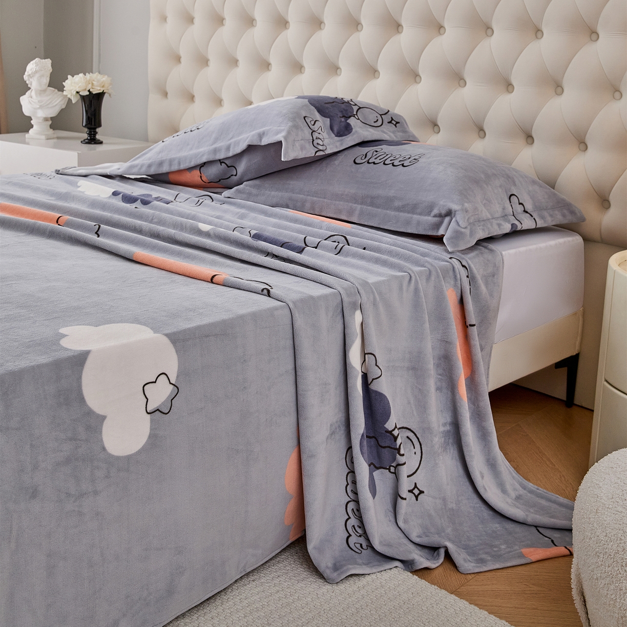 91家纺网 家纺一手货源 找家纺 锦罗绣 2025新款230克牛奶绒印花单床单 甜蜜宝贝