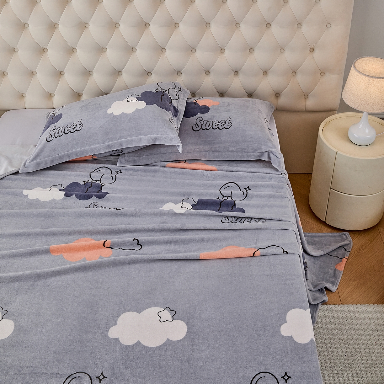 91家纺网 家纺一手货源 找家纺 锦罗绣 2025新款230克牛奶绒印花单床单 甜蜜宝贝