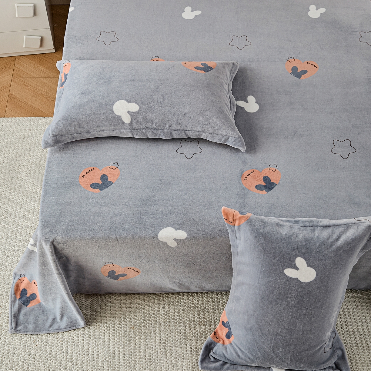 91家纺网 家纺一手货源 找家纺 锦罗绣 2025新款230克牛奶绒印花单床单 遇见