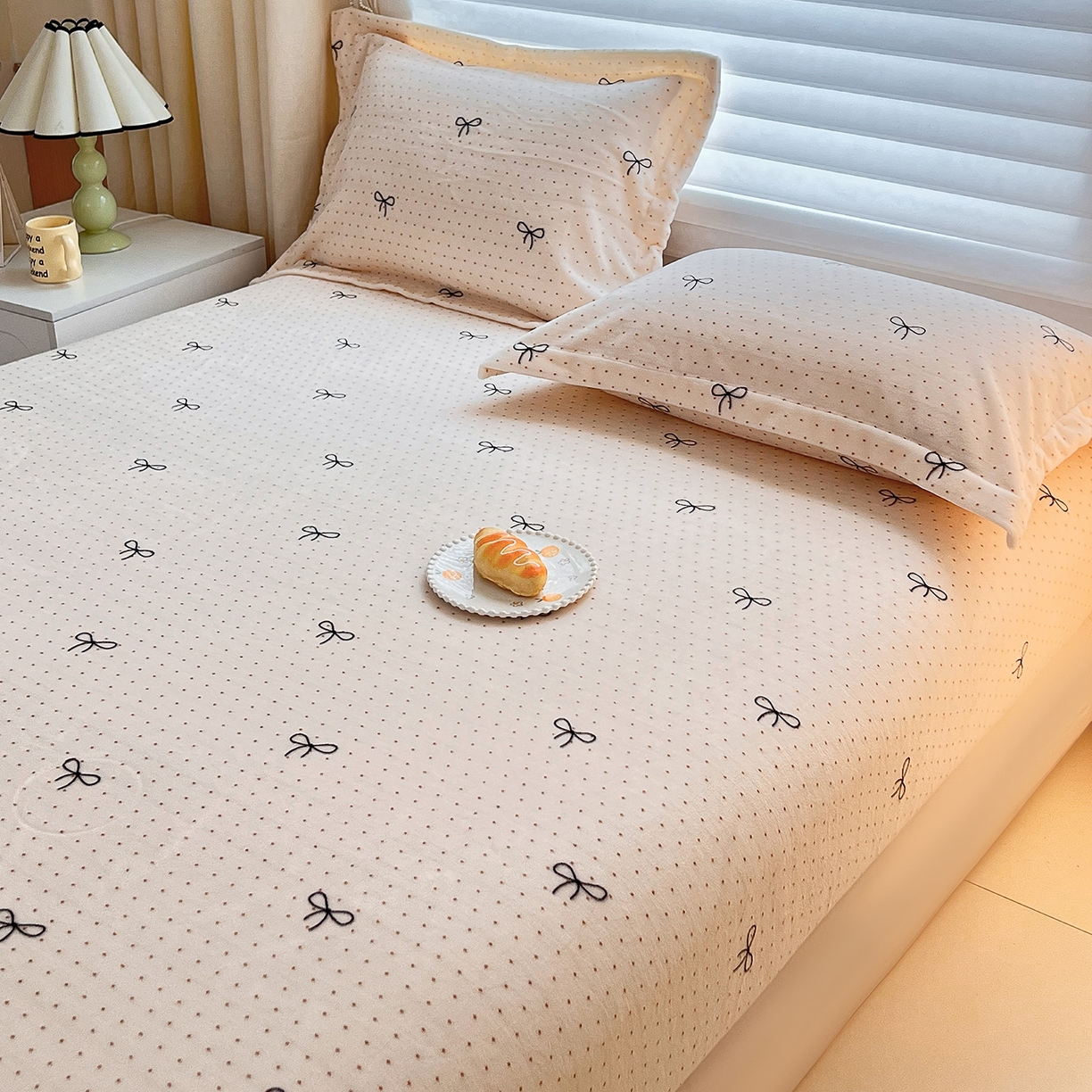 91家纺网 家纺一手货源 找家纺 锦罗绣 2025新款230克牛奶绒印花单床笠 爱心结