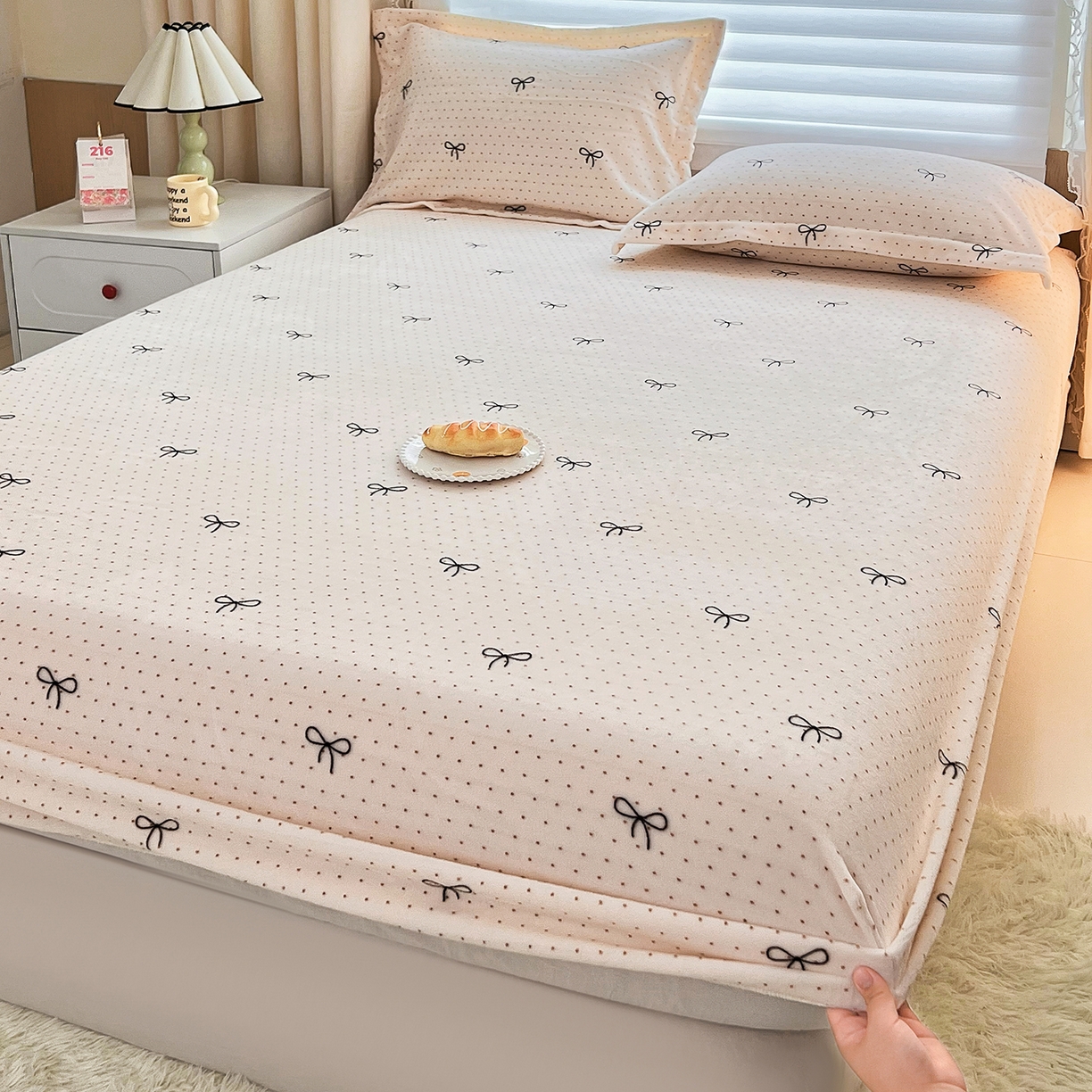 91家纺网 家纺一手货源 找家纺 锦罗绣 2025新款230克牛奶绒印花单床笠 爱心结