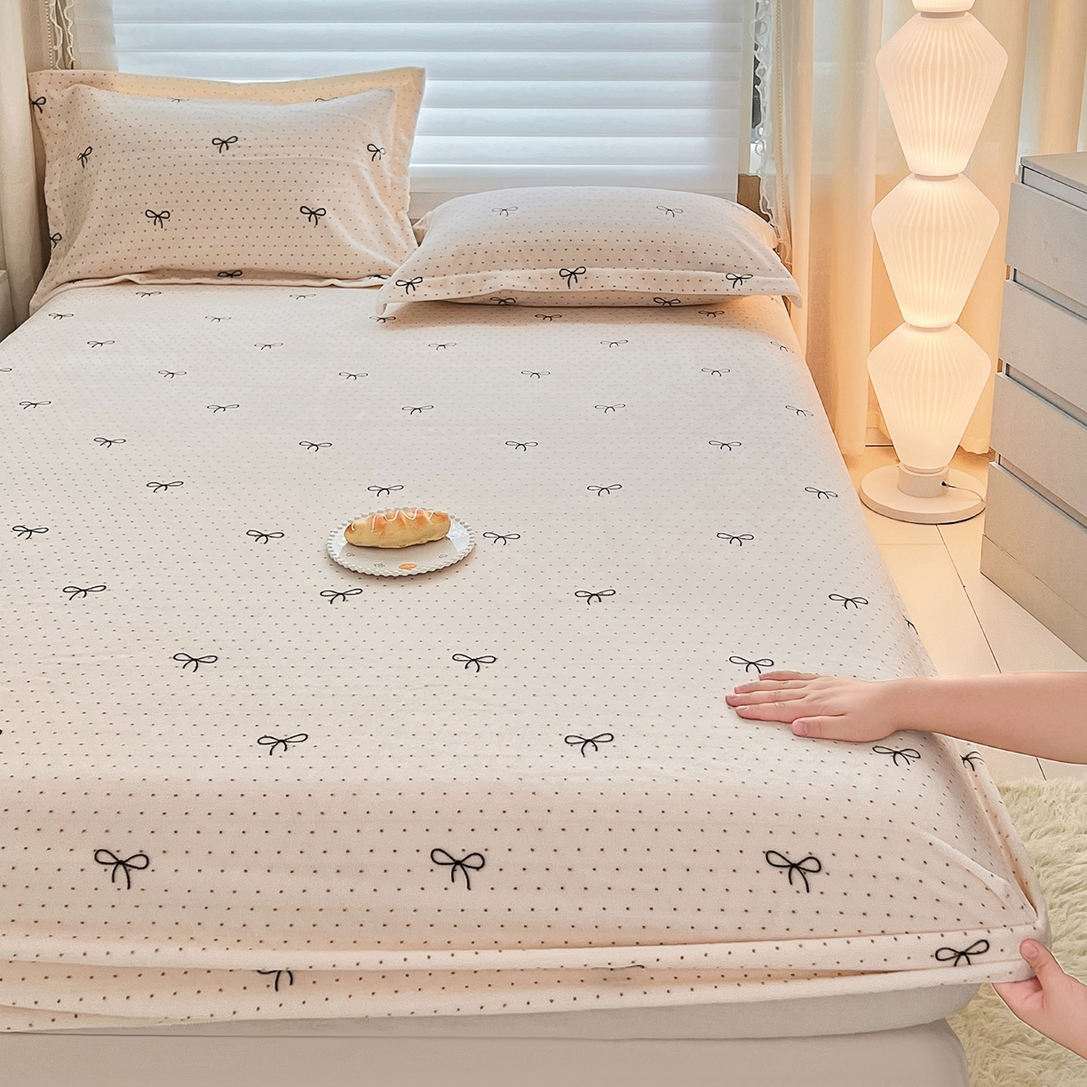 91家纺网 家纺一手货源 找家纺 锦罗绣 2025新款230克牛奶绒印花单床笠 爱心结