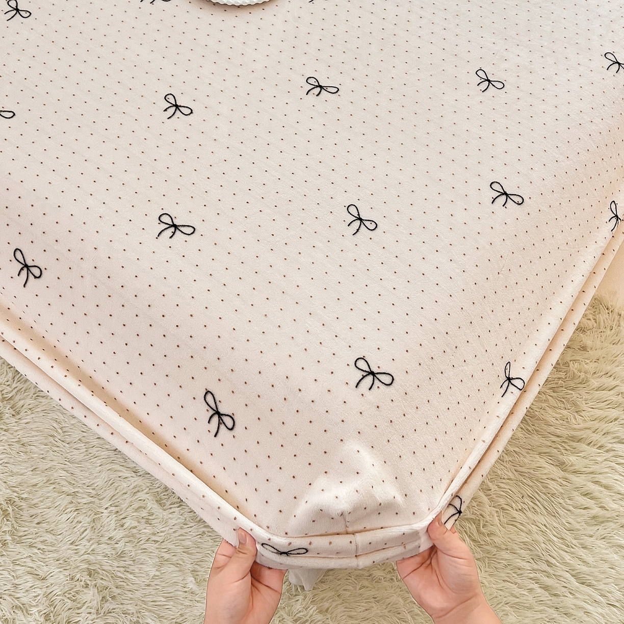 91家纺网 家纺一手货源 找家纺 锦罗绣 2025新款230克牛奶绒印花单床笠 爱心结