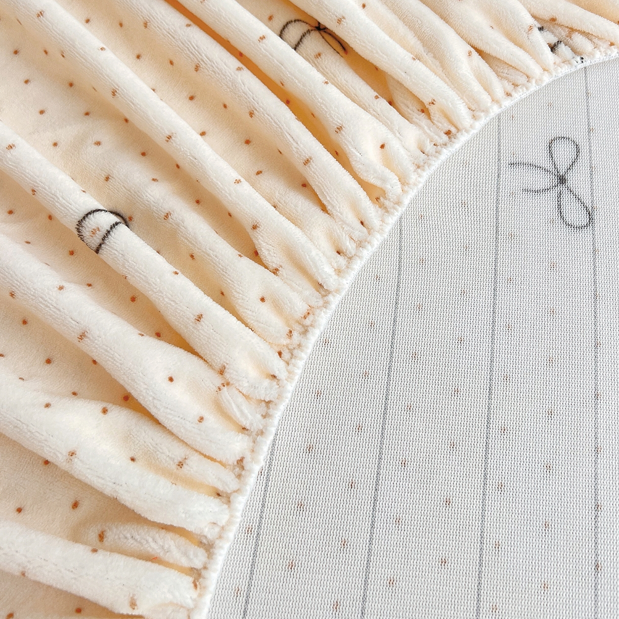 91家纺网 家纺一手货源 找家纺 锦罗绣 2025新款230克牛奶绒印花单床笠 爱心结